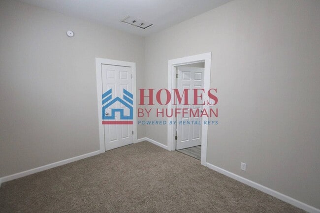 Building Photo - Two Bedroom House