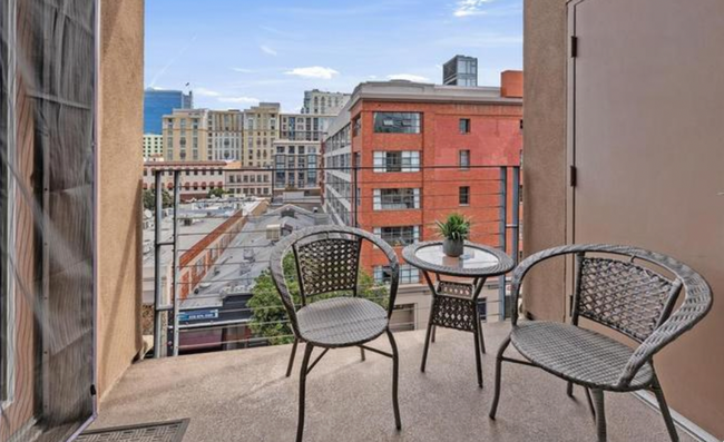 Building Photo - Fantastic Penthouse Unit Downtown Marina D...