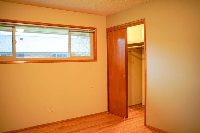 Building Photo - Close-in SE: Nicely Renovated Mid-Century 3-Bed w/Full Basement!