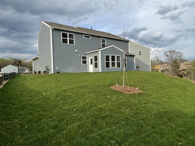 Building Photo - Large, Newer 4 Bedroom + Office and Loft i...