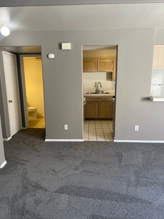 Building Photo - 3 Bedroom 2 Bathroom Townhome for Rent in Palmdale