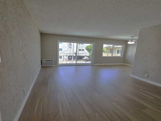 Building Photo - 14037 Oxnard St