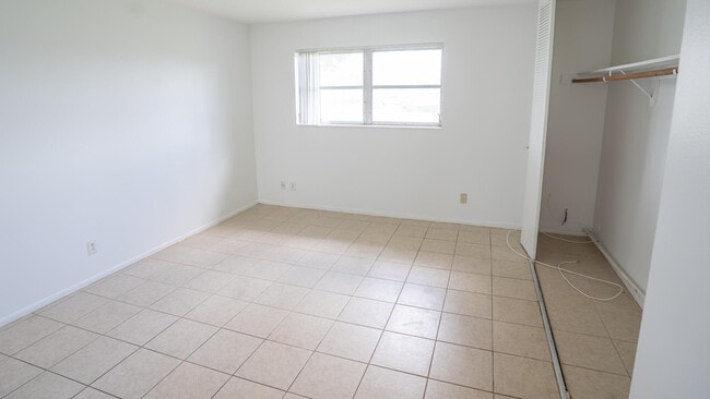 Building Photo - 2807 Ashley Dr W
