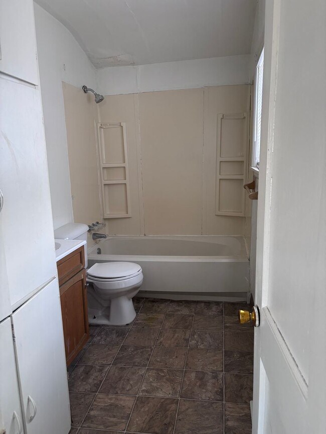 Building Photo - 2 Bedroom House!