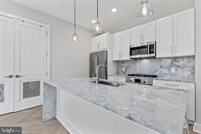 Building Photo - 1240 Raum St NE