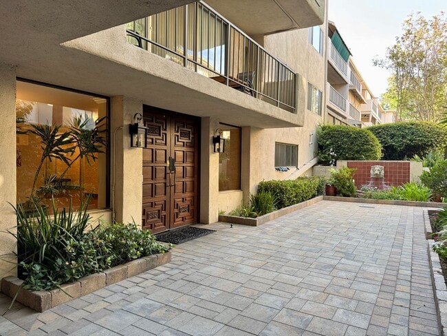 Primary Photo - Large 2 bed 2 bath