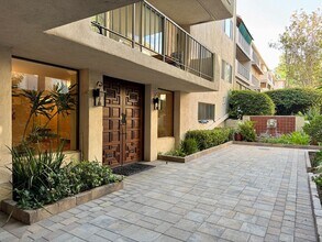 Building Photo - Large 2 bed 2 bath