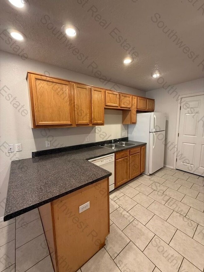 Building Photo - Spacious 2 bedroom 2 Bath apartment-WILL ACCEPT A SMALL PET- ALL BILL'S PAID!