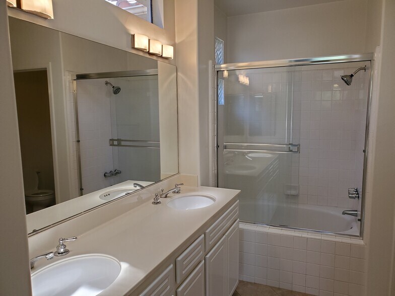 Building Photo - 2676 Dietrich Dr