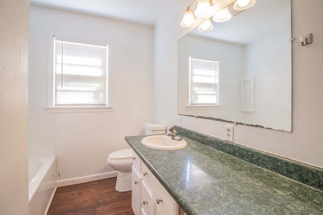 Building Photo - 3 bedroom 2 bathroom updated home for rent.