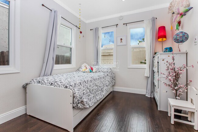 Building Photo - 2720 Bellaire Pl