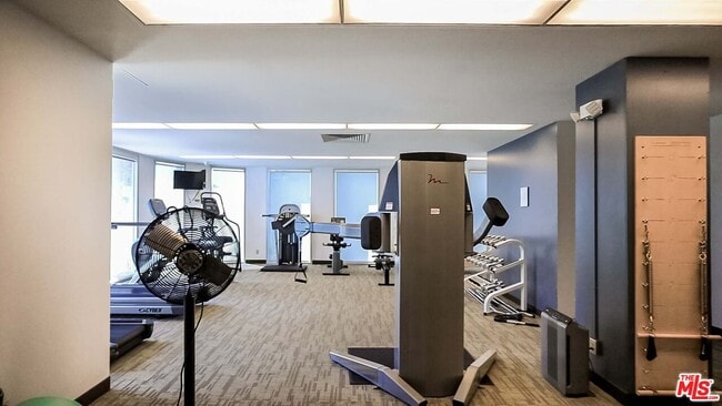 Building Photo - 800 W 1st St