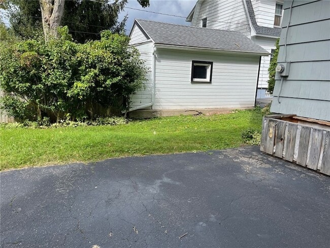 Building Photo - 214 E Spruce St