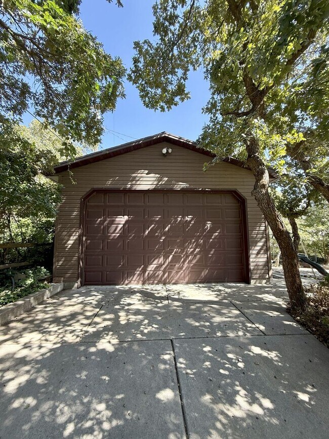 Building Photo - Spacious 5 Bedroom, 2 Bath Home with Moder...