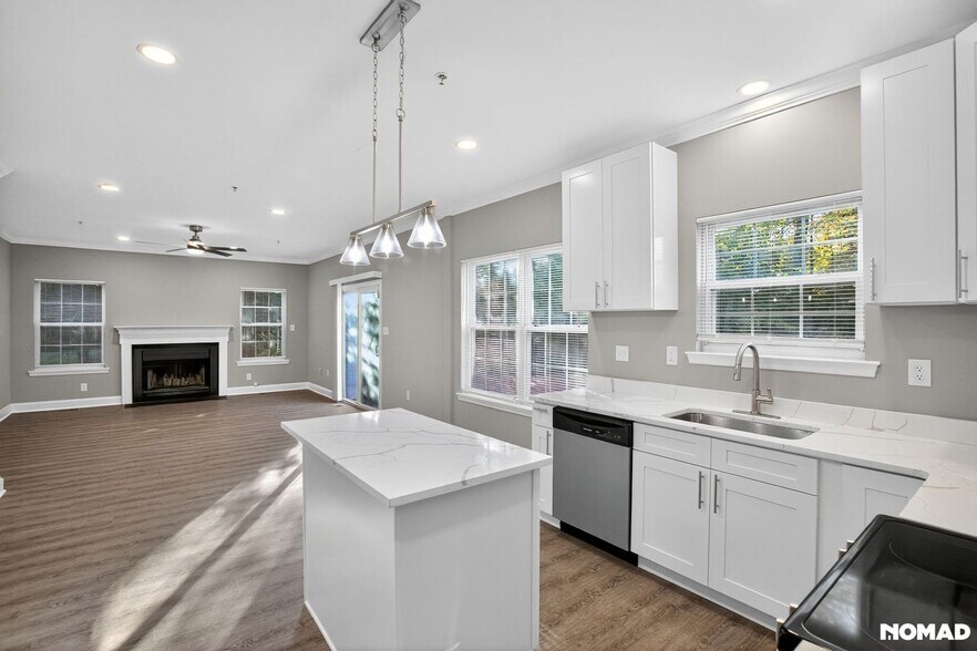 Building Photo - 7 Hickory St