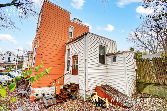 Building Photo - Spacious 5 BR house with amazing parking