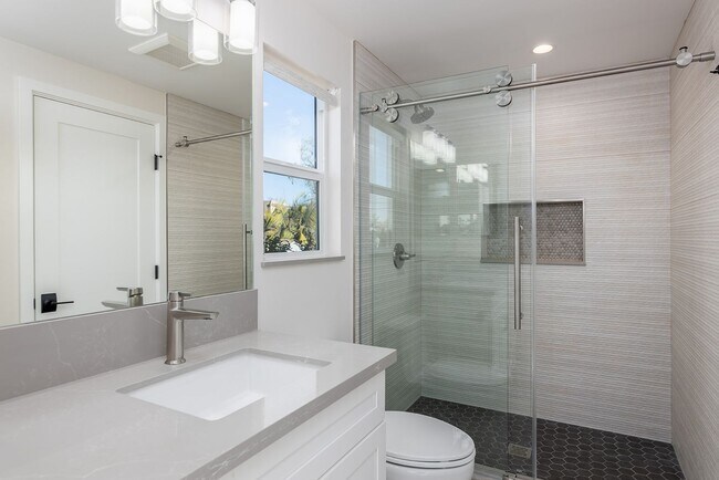 Building Photo - Encinitas studio with loft