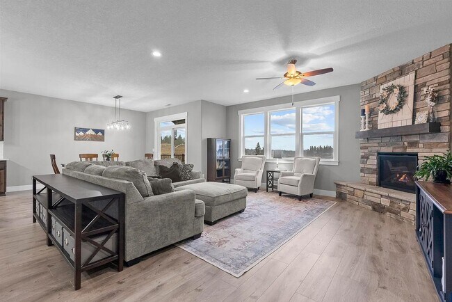 Building Photo - Modern 4BD/3BA Rental with Garage & Fenced Yard – Available Now