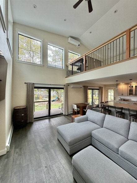 Building Photo - 304 NW River Rd