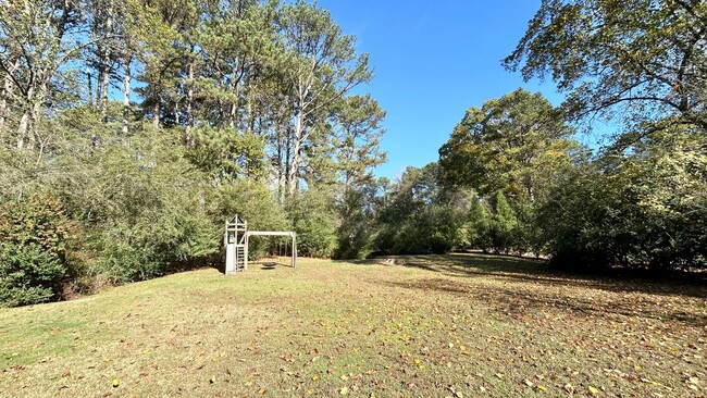 Building Photo - Fabulous Dunwoody Property Situated in a P...