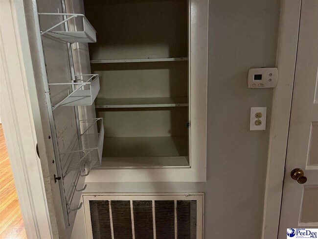 Building Photo - 1008 W Cedar St