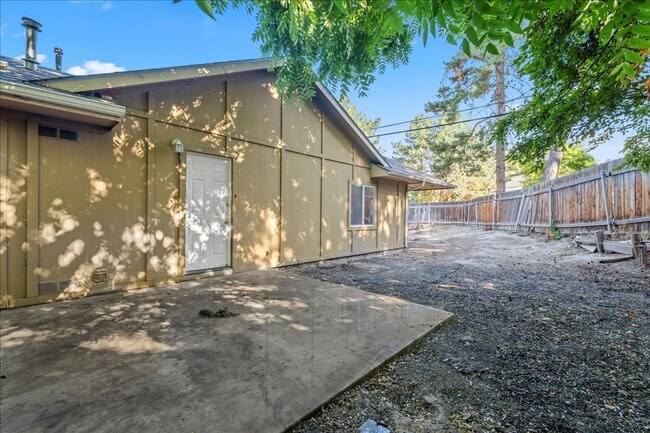 Building Photo - 3 Bedroom 2 Bathroom Near Whitewater Park