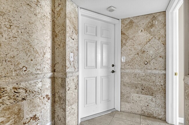 Building Photo - 1160 Hillsboro Mile