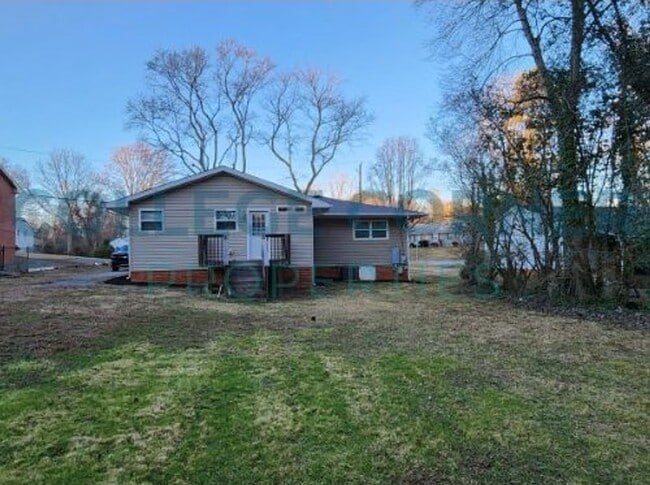 Building Photo - 639 S Poplar St