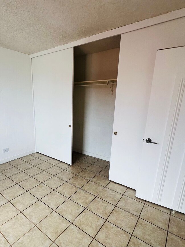 Building Photo - Beautifully Updated 1BR Condo Minutes from Waikiki/Ala Moana