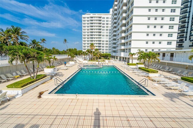 Building Photo - 4747 Collins Ave