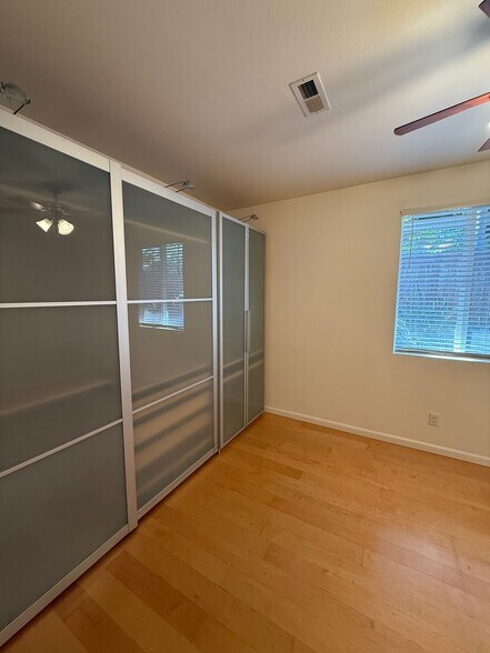 Building Photo - 556 Rocking Horse Dr