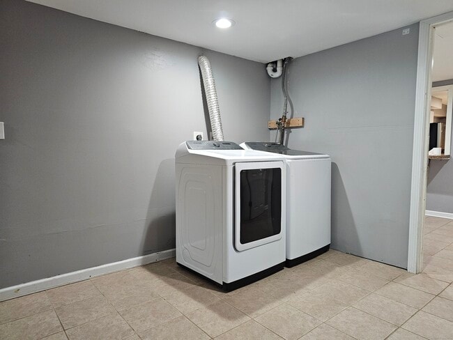 Building Photo - 11 Brookfield Dr