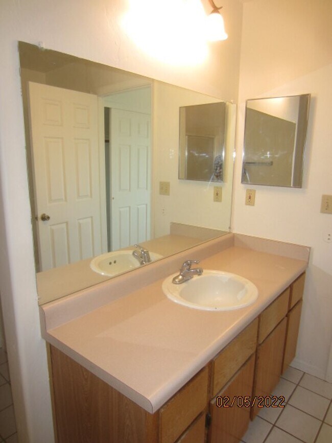 Building Photo - Comfortable & Attractive 3 Bedroom 2 Bath ...