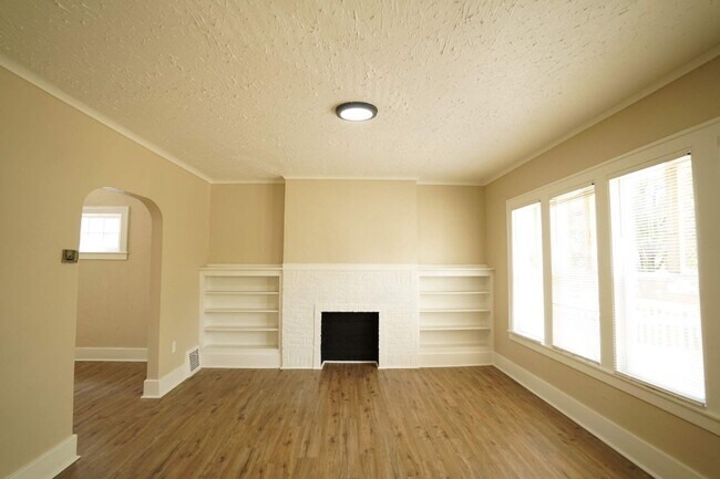Building Photo - Fully Renovated 3-Bedroom Home – Move-In R...