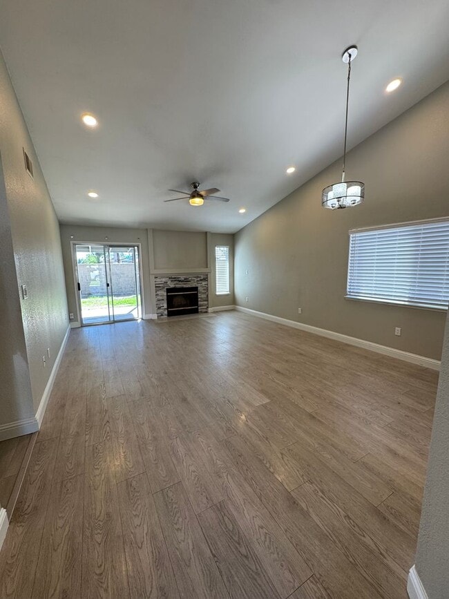 Building Photo - Remodeled Silver Creek Beauty
