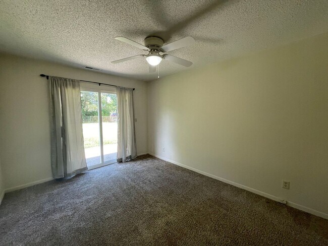 Building Photo - 4 bedroom, 2 bath House