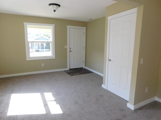 Building Photo - Beautifully remodeled 2 bedroom/1 bath hou...