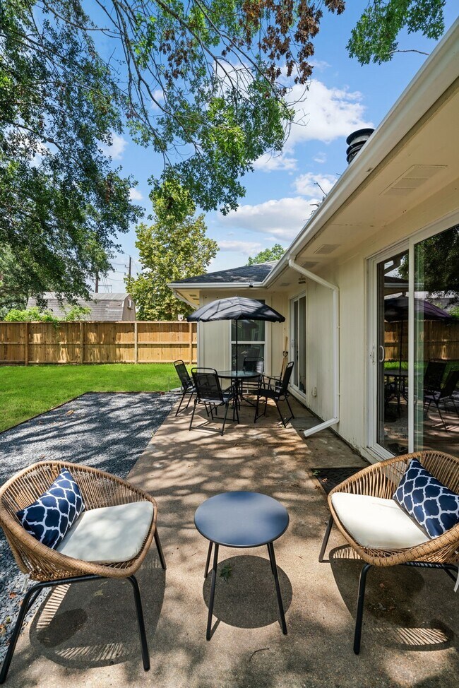 Building Photo - 2523 Village Oak Dr.