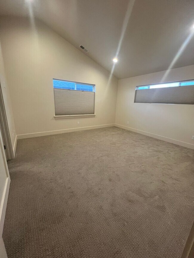 Building Photo - Amazing Newer 3 Bed 2.5 Bath Unit