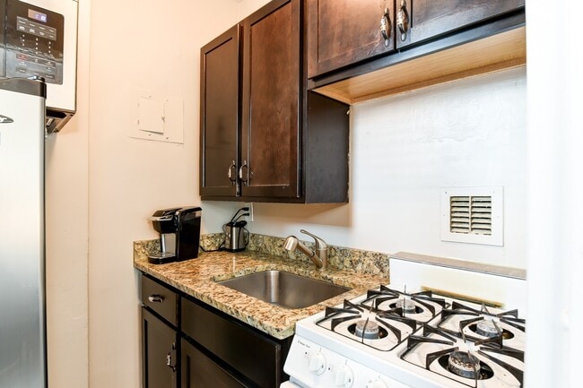Building Photo - Spacious & Bright Studio at River Place East