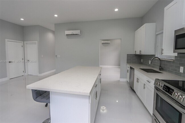 Building Photo - 5126 SW 57th Ave