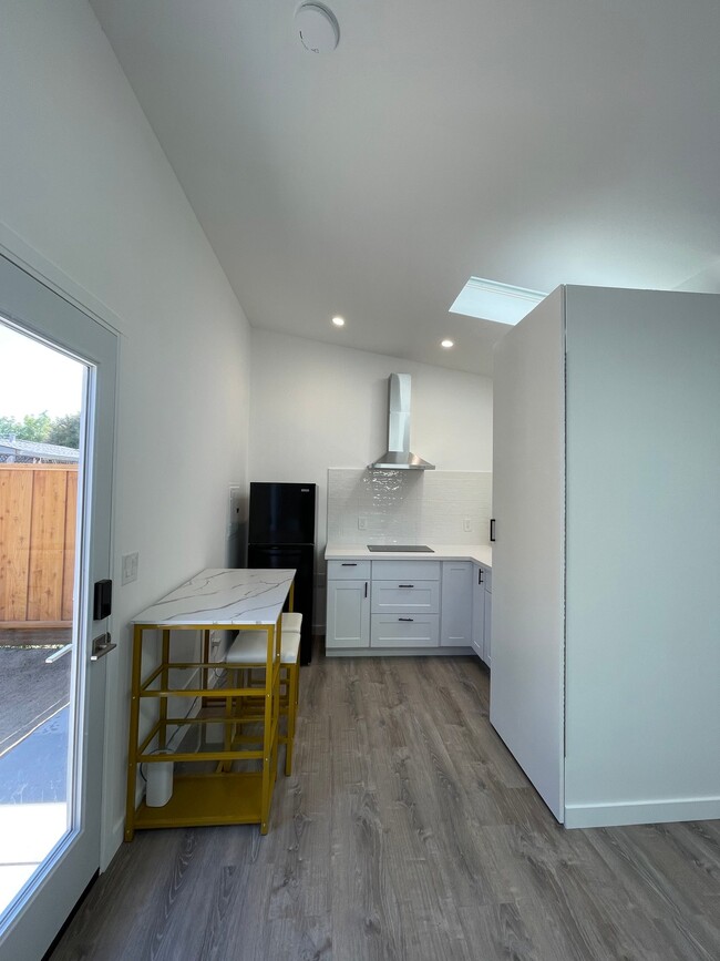 Building Photo - 463 Menker Ave