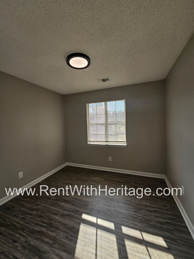 Building Photo - Gorgeous 5 bedroom/ 3 bath/ Upgrades Galor...