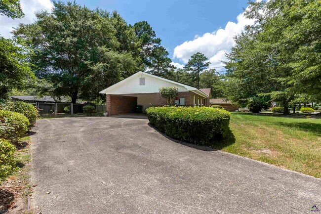 Building Photo - 1726 Greenwood Cir