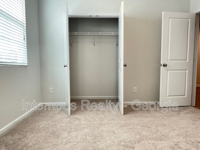 Building Photo - 693 Summerwood Ln