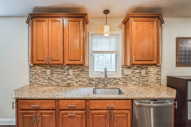 Building Photo - 5 Bedroom 2.5 Bath Single Home in Lafayette Hill, PA!
