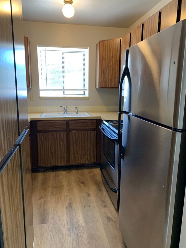 Building Photo - 1925 Ross Ct