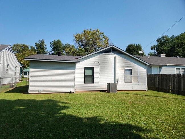 Building Photo - 2344 Broadway Dr