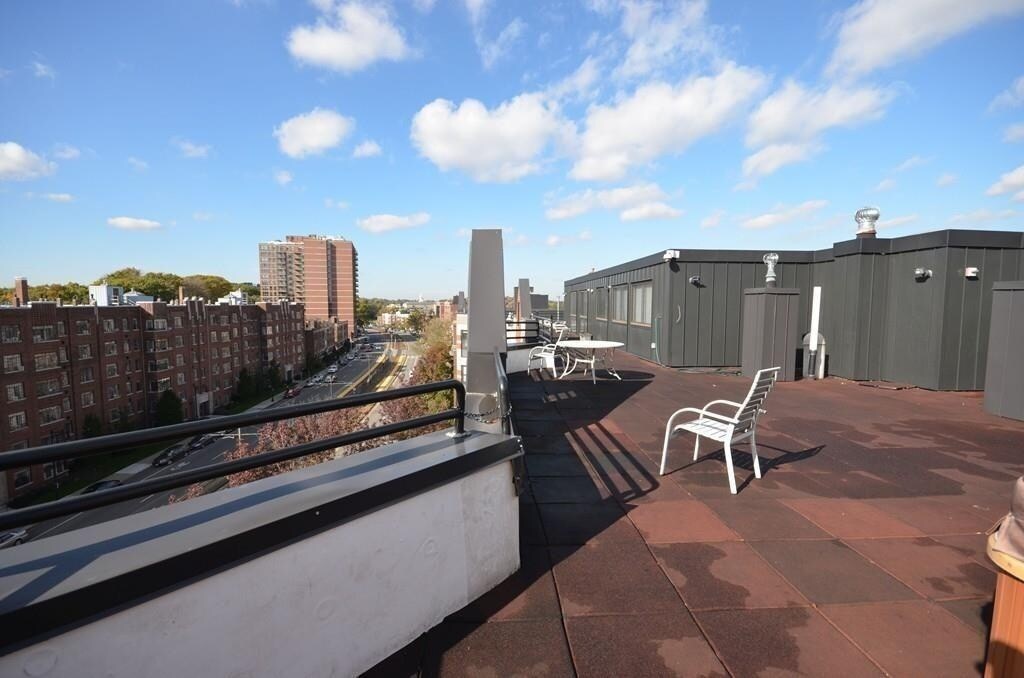 Building Photo - 1933 Commonwealth Ave