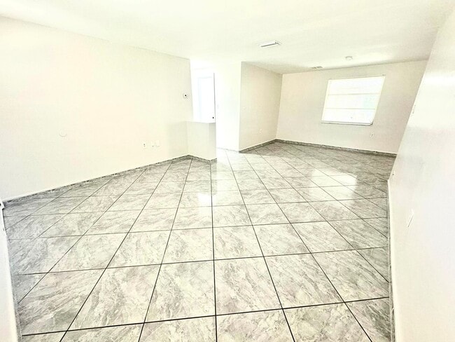 Building Photo - 2/2 Single-family home AVAILABLE NOW!